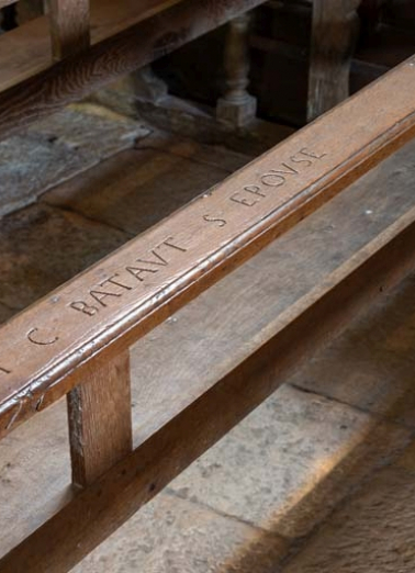 Banc de fidèle avec inscription. © Région Bourgogne-Franche-Comté, Inventaire du patrimoine