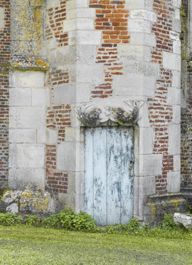 Porte de la tourelle d'escalier : détail des sirènes sur le linteau. © Région Bourgogne-Franche-Comté, Inventaire du patrimoine