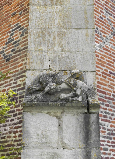 Lion ailé sur un contrefort de la chapelle droite. © Région Bourgogne-Franche-Comté, Inventaire du patrimoine
