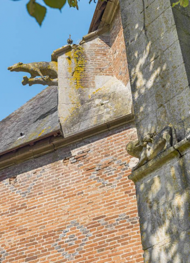 Animaux sur un contrefort du chevet et gargouille. © Région Bourgogne-Franche-Comté, Inventaire du patrimoine