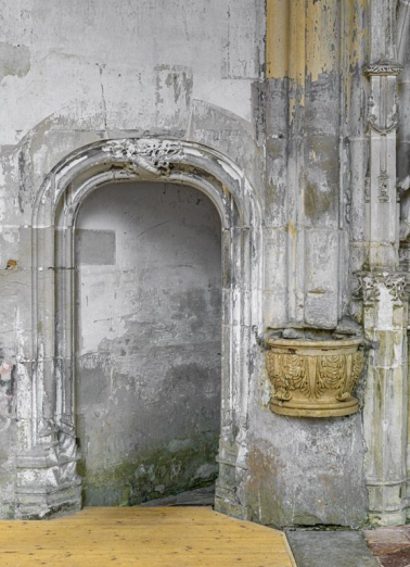 Intérieur de la chapelle : accès à la sacrisitie (chapelle gauche) et bénitier. © Région Bourgogne-Franche-Comté, Inventaire du patrimoine