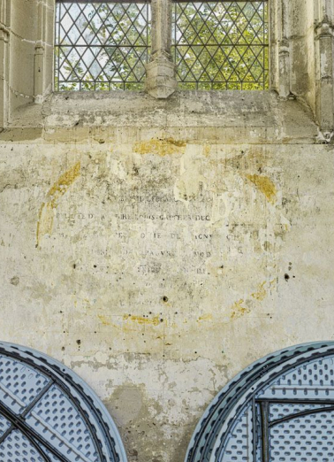 Chapelle : peinture murale de la deuxième travée de la nef sur laquelle on peut lire "BAUME LEBLANC [....] LOUIS GAUCHER DUC..." : il doit s'agir d'une peinture (funéraire?) pour Madame Adrienne-Emilie-Félicité de la Baume-Le-Blanc de La Vallière, f… © Région Bourgogne-Franche-Comté, Inventaire du patrimoine