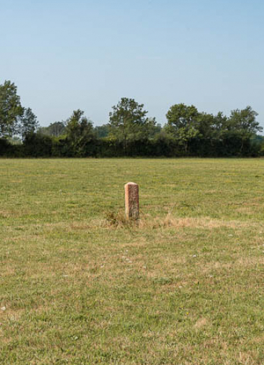 Vue générale de la borne et du site. © Région Bourgogne-Franche-Comté, Inventaire du patrimoine