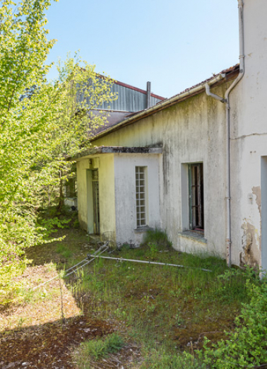 Bâtiment principal, façade postérieure, vue de trois-quarts avec l'entrée en saillie. © Région Bourgogne-Franche-Comté, Inventaire du patrimoine