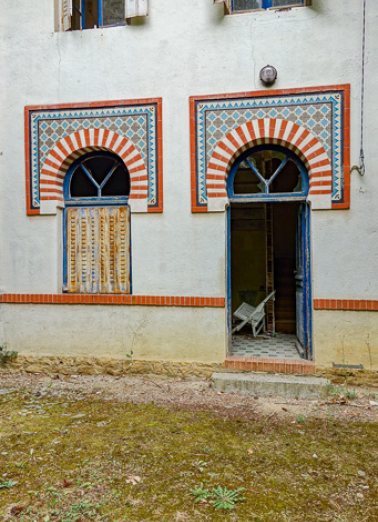 Élévation du pavillon du gardien, façade principale, décor de céramique. © Région Bourgogne-Franche-Comté, Inventaire du patrimoine Élévation du pavillon du gardien, façade principale, décor de céramique. © Région Bourgogne-Franche-Comté, Inventaire du patrimoine