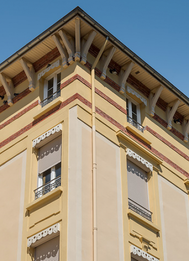 Détail du décor de la façade (angle de l'extrémité est de l'aile nord). © Région Bourgogne-Franche-Comté, Inventaire du patrimoine Détail du décor de la façade (angle de l'extrémité est de l'aile nord). © Région Bourgogne-Franche-Comté, Inventaire du patrimoine