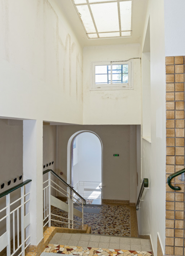 Escalier conduisant de la salle de pulvérisation des enfants au vestibule nord. © Région Bourgogne-Franche-Comté, Inventaire du patrimoine Escalier conduisant de la salle de pulvérisation des enfants au vestibule nord. © Région Bourgogne-Franche-Comté, Inventaire du patrimoine