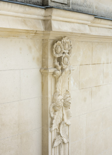 Pavillon central, décor sculpté d'un pilastre (côté nord). © Région Bourgogne-Franche-Comté, Inventaire du patrimoine Pavillon central, décor sculpté d'un pilastre (côté nord). © Région Bourgogne-Franche-Comté, Inventaire du patrimoine