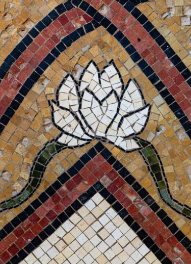 Bordure, détail, nénuphar. © Région Bourgogne-Franche-Comté, Inventaire du patrimoine Bordure, détail, nénuphar. © Région Bourgogne-Franche-Comté, Inventaire du patrimoine