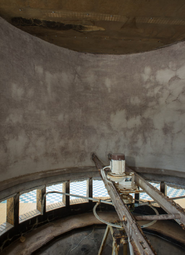 Salle des douches de pieds, asperseur à l'intérieur du cylindre de protection. © Région Bourgogne-Franche-Comté, Inventaire du patrimoine Salle des douches de pieds, asperseur à l'intérieur du cylindre de protection. © Région Bourgogne-Franche-Comté, Inventaire du patrimoine