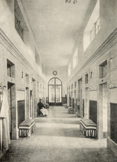 Galerie de l'aile nord, vue ancienne en direction du sud. © Région Bourgogne-Franche-Comté, Inventaire du patrimoine Galerie de l'aile nord, vue ancienne en direction du sud. © Région Bourgogne-Franche-Comté, Inventaire du patrimoine