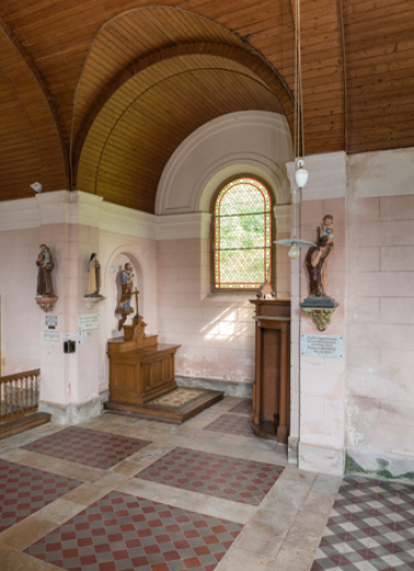Autel secondaire dans le bras droit du transept. © Région Bourgogne-Franche-Comté, Inventaire du patrimoine Autel secondaire dans le bras droit du transept. © Région Bourgogne-Franche-Comté, Inventaire du patrimoine