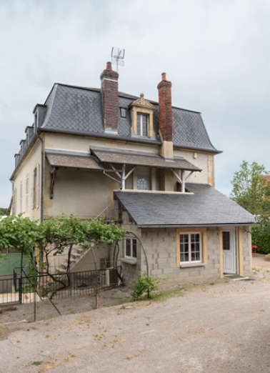 Flanc nord-est avec l'escalier extérieur conduisant à l'étage. © Région Bourgogne-Franche-Comté, Inventaire du patrimoine Flanc nord-est avec l'escalier extérieur conduisant à l'étage. © Région Bourgogne-Franche-Comté, Inventaire du patrimoine