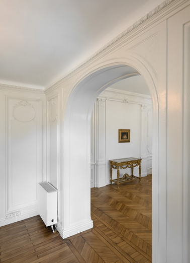 Arc séparant la chambre de toilette et la grande chambre (vue depuis la chambre de toilette). © Région Bourgogne-Franche-Comté, Inventaire du patrimoine