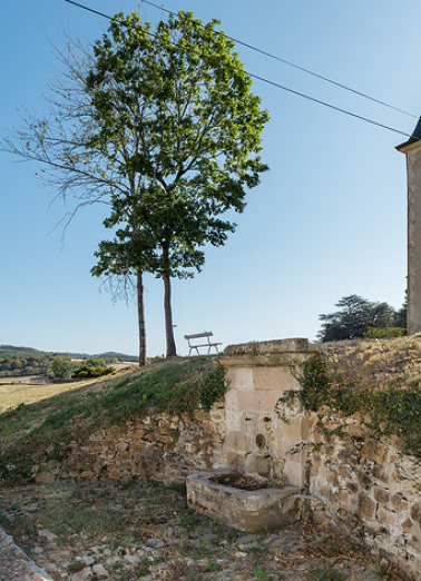 Fontaine-abreuvoir à proximité de l'écurie. © Région Bourgogne-Franche-Comté, Inventaire du patrimoine Fontaine-abreuvoir à proximité de l'écurie. © Région Bourgogne-Franche-Comté, Inventaire du patrimoine