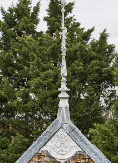 épi de faîtage © Région Bourgogne-Franche-Comté, Inventaire du patrimoine  épi de faîtage © Région Bourgogne-Franche-Comté, Inventaire du patrimoine