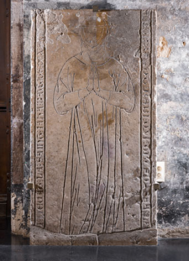 dalle funéraire © Région Bourgogne-Franche-Comté, Inventaire du patrimoine  dalle funéraire © Région Bourgogne-Franche-Comté, Inventaire du patrimoine