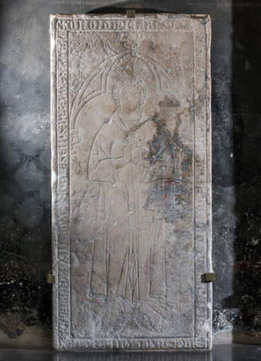 dalle funéraire © Région Bourgogne-Franche-Comté, Inventaire du patrimoine  dalle funéraire © Région Bourgogne-Franche-Comté, Inventaire du patrimoine