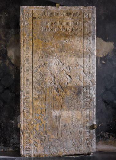 dalle funéraire © Région Bourgogne-Franche-Comté, Inventaire du patrimoine  dalle funéraire © Région Bourgogne-Franche-Comté, Inventaire du patrimoine
