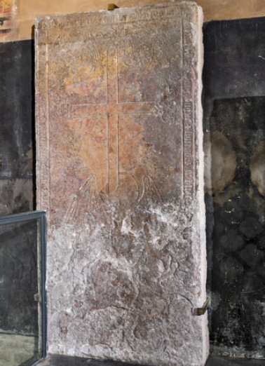 dalle funéraire © Région Bourgogne-Franche-Comté, Inventaire du patrimoine  dalle funéraire © Région Bourgogne-Franche-Comté, Inventaire du patrimoine