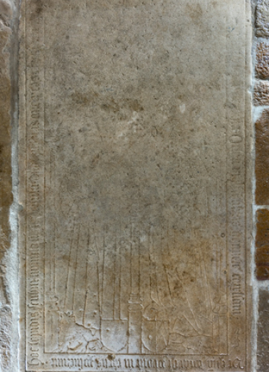 dalle funéraire © Région Bourgogne-Franche-Comté, Inventaire du patrimoine  dalle funéraire © Région Bourgogne-Franche-Comté, Inventaire du patrimoine