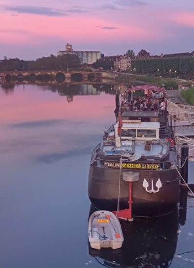 péniche salle de spectacle © Région Bourgogne-Franche-Comté, Inventaire du patrimoine  péniche salle de spectacle © Région Bourgogne-Franche-Comté, Inventaire du patrimoine