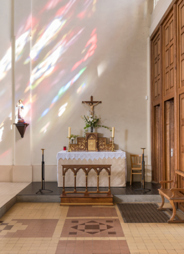 chapelle confessionnal gradin d'autel autel croix agenouilloir chandelier d'autel carrelage de sol © Région Bourgogne-Franche-Comté, Inventaire du patrimoine  chapelle confessionnal gradin d'autel autel croix agenouilloir chandelier d'autel carrelage de sol © Région Bourgogne-Franche-Comté, Inventaire du patrimoine