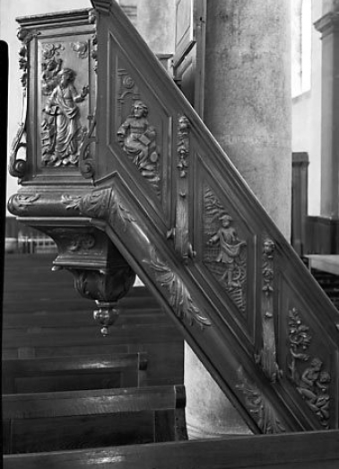 Bas-relief de la rampe : Adam et Eve, les Semailles, saint Luc. © Région Bourgogne-Franche-Comté, Inventaire du Patrimoine