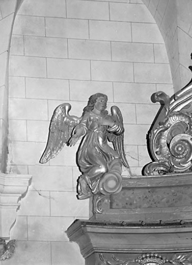 Retable du maître-autel : anges en pendant, ange gauche. © Région Bourgogne-Franche-Comté, Inventaire du Patrimoine