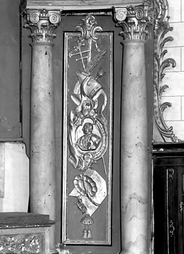 Retable du maître-autel : aile droite avec médaillon et instruments liturgiques. © Région Bourgogne-Franche-Comté, Inventaire du Patrimoine