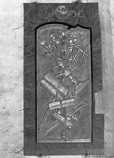 Le panneau avec les Tables de la loi. © Région Bourgogne-Franche-Comté, Inventaire du patrimoine