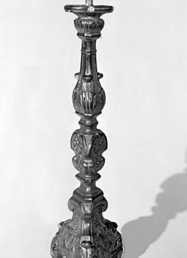 Vue d'un chandelier : pied vu de face. © Région Bourgogne-Franche-Comté, Inventaire du patrimoine