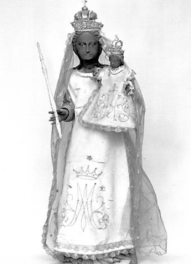 Vue de face avec ses vêtements de tissu. © Région Bourgogne-Franche-Comté, Inventaire du patrimoine