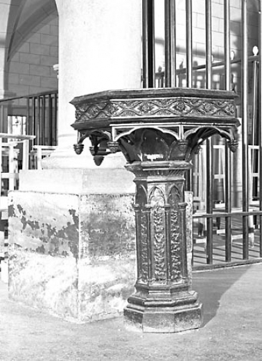 Vue d'un bénitier en fonte. © Région Bourgogne-Franche-Comté, Inventaire du patrimoine