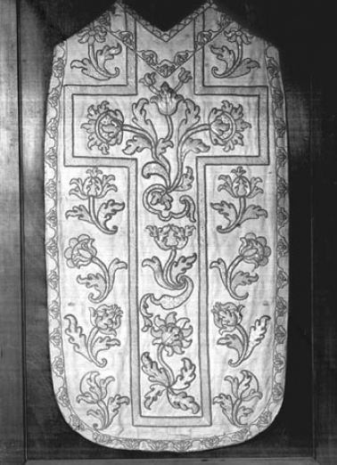 Chasuble brodée de paille et verroterie : vue de face. © Région Bourgogne-Franche-Comté, Inventaire du patrimoine