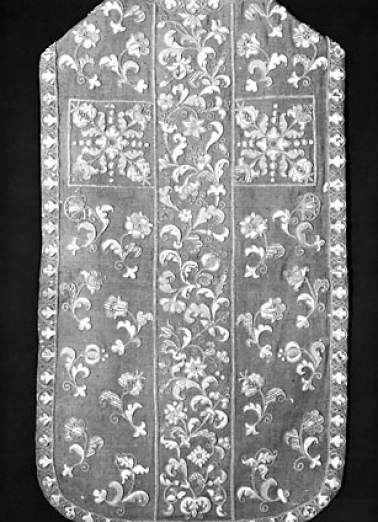 Chasuble brodée de paille : vue de face. © Région Bourgogne-Franche-Comté, Inventaire du patrimoine