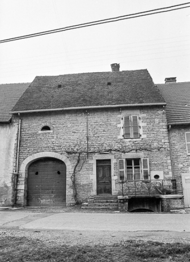 Façade antérieure en 1974. © Région Bourgogne-Franche-Comté, Inventaire du patrimoine