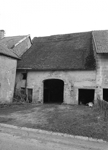 Ferme cadastrée 1940 B4  339 située au lieudit Coin du Dessus : façade sur rue. © Région Bourgogne-Franche-Comté, Inventaire du patrimoine