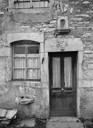 Ferme cadastrée 1965 AB 253, située rue de la Roche : porte de la partie habitation. © Région Bourgogne-Franche-Comté, Inventaire du patrimoine