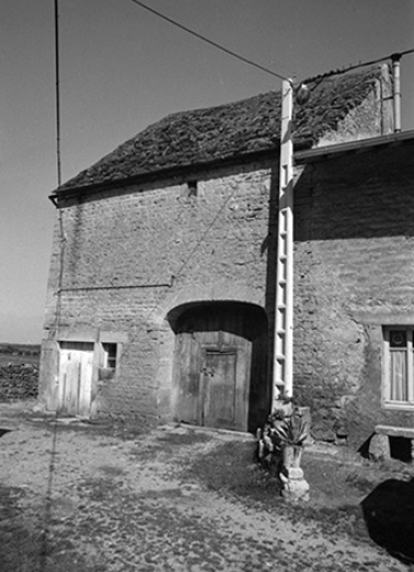 Ferme cadastrée 1957 A1 85, située le long du chemin de grande communication n° 96 de Plasne à Mirebel : parties agricoles. A noter le toit de laves. © Région Bourgogne-Franche-Comté, Inventaire du patrimoine