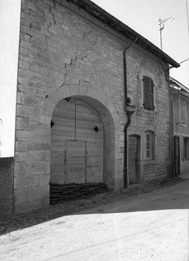 Ferme cadastrée 1967 AH 87, située le long du chemin départemental n° 209 E : façade antérieure vue de trois-quarts gauche. © Région Bourgogne-Franche-Comté, Inventaire du patrimoine