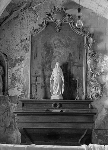 Autel latéral nord du XVIIIe siècle en pierre : vue d'ensemble. © Région Bourgogne-Franche-Comté, Inventaire du patrimoine