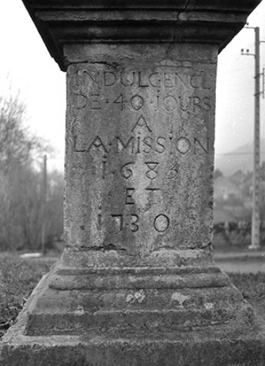 Croix de mission, pierre et fer forgé : détail de la base et de son inscription "Indulgence à la mission 1683 et 1730". © Région Bourgogne-Franche-Comté, Inventaire du patrimoine