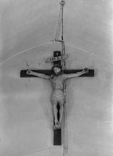 Christ en croix, bois peint polychrome, XVIIe ou XVIIIe siècle : vue de face. © Région Bourgogne-Franche-Comté, Inventaire du patrimoine