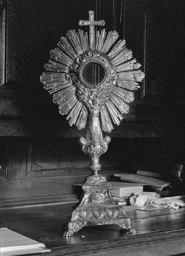 Ostensoir, cuivre repoussé et doré, XIXe siècle : vue de face. © Région Bourgogne-Franche-Comté, Inventaire du patrimoine