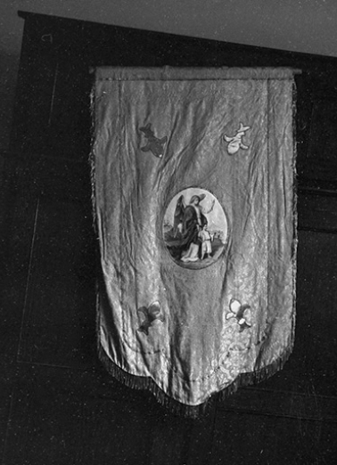 Bannière des jeunes filles en tissu vert, XIXe siècle : vue du revers © Région Bourgogne-Franche-Comté, Inventaire du patrimoine