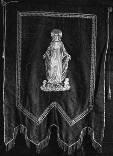 Bannière représentant la Vierge au serpent, tissu violet, XXe siècle : vue de face © Région Bourgogne-Franche-Comté, Inventaire du patrimoine