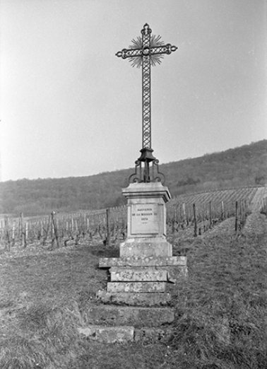 Croix de mission en pierre, fer forgé et fonte, 1874 : vue de face. © Région Bourgogne-Franche-Comté, Inventaire du patrimoine