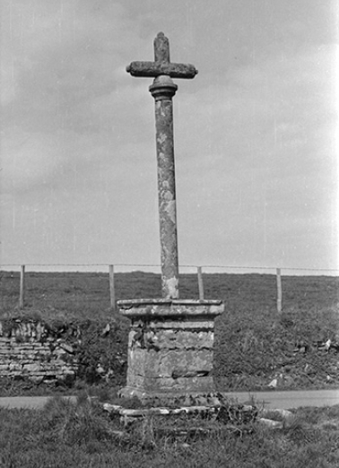 Croix de carrefour sud est du village : vue d'ensemble. © Région Bourgogne-Franche-Comté, Inventaire du patrimoine