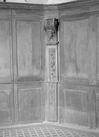 Détail : pilastre et console, quatrième angle de l'abside. © Région Bourgogne-Franche-Comté, Inventaire du patrimoine